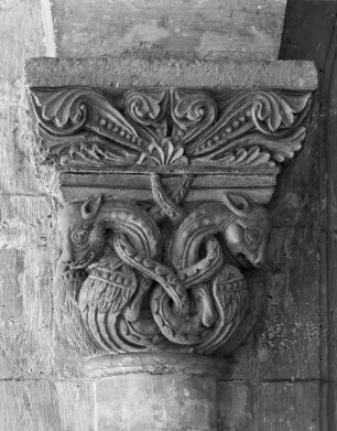 Kapitell mit verschlungenen Drachen