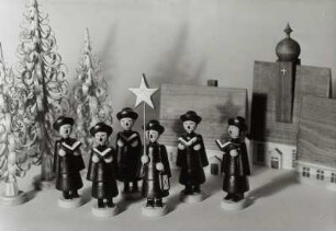 Kurrende mit Dorf Seiffen und Spanbäumen : Kurrende mit Dorf Seiffen und Spanbäumen. Holz, gedrechselt, geschnitzt, bemalt. Seiffen, 1901/1930