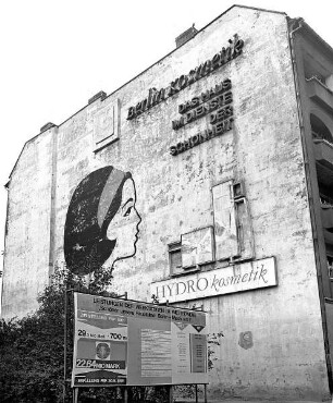 Hauswand mit Werbeinschrift "Berlin-Kosmetik das Haus im Dienste der Schönheit" : Schönhauser Allee Ecke Cantianstraße
