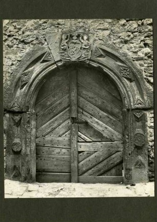 Kellertür neben Haus Nr. 161. Schlußstein mit Zeichen der Bäcker u. Müller. Schild von Hermen gehalten, in Laubwerk auslaufend