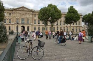 Paris - Menschen vor dem Louvre