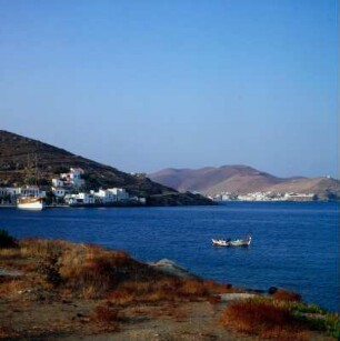 Kea. Agios-Nikolaos-Bucht im Nordwesten der Insel mit dem Dorf Vurkarion und Blick auf Korissia
