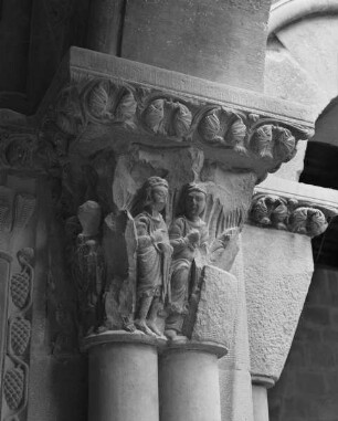 Figürlich gestaltete Kapitelle mit Martin von Tours, Fabelwesen und Christi Himmelfahrt
