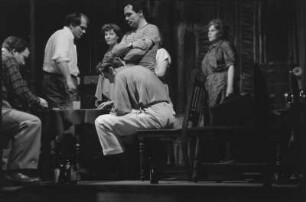 Szenenbilder aus dem Drama "Endstation Sehnsucht" von Tennessee Williams am Schlossparktheater Berlin-Steglitz : Szene mit Franz Nicklisch als Mitch (2. von links), Marianne Hoppe als Blanche DuBois (hinten, 3. von links) und Erna Sellmer (rechts)