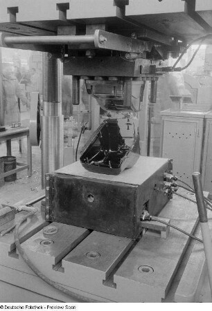 Fertigung von Abdeckungen mithilfe einer hydraulischen Presse der VVB Werkzeugmaschinen und Werkzeuge Chemnitz (WMW), Technische Messe 1953