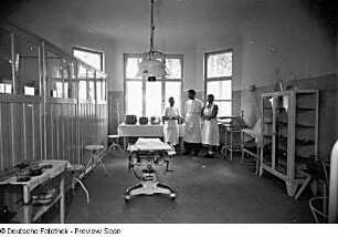 Großer Operationssaal : Kreiskrankenhaus (um 1905). Arzt mit zwei Schwestern im Großen Operationssaal
