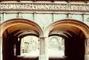 Berlin-Mitte. Hof Sophienstraße 18. Handwerkervereinshaus (1904/1905; J. Fraenkel, T. Kampffmeyer). Teilansicht des Haupteingangs mit Inschriftfries
