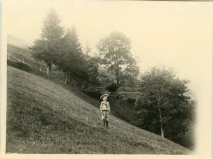 Junge im Matrosenanzug mit Strohhut