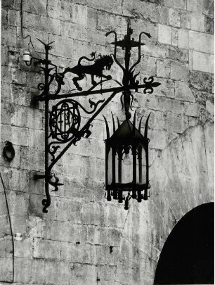 Lampe am Rathaus von Assisi