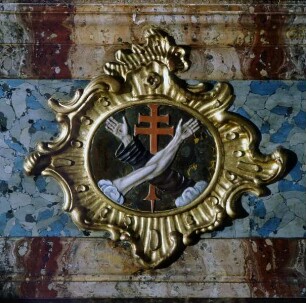 Altarantependium mit dem Wappen des Franziskanerordens