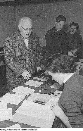 Dresden. Heinz Bongartz, Chefdirigent der Dresdner Philharmonie. Hier bei der Prüfung seines Mandats als Stadtverordneter Dresdens, 1958