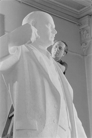Der Bildhauer Walter Arold bei der Arbeit am Originalmodell für das Thälmanndenkmal in Weimar