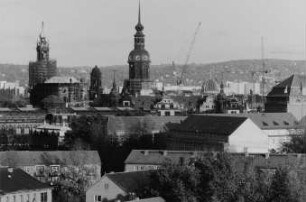 Blick vom Heizkraftwerk Mitte über das Stadtzentrum mit der Katholischen Hofkirche und dem Residenzschloß