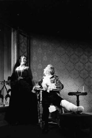 Freiburg: Kammertheater; Prosper Mérimée: Die Sakramentskutsche; Szene; Don Andrès de Ribeira, Vizekönig von Peru (Bernd Schorlemer) und Camilia Perichole, Schauspielerin (Berthe Trüb)