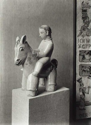 Reiter : Reiter und Flachrelief mit Josephsgeschichte in einer Keramikausstellung
