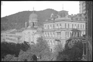 Karlsbad. Synagoge (1875-1877) : Karlsbad. Synagoge (1875-1877; Adolf Wolff, 1938 zerstört und 1939 abgerissen). Ansicht mit Haus Columbus