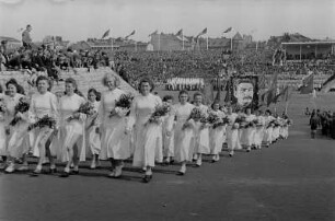 Sportlerparade im Walter-Ulbricht-Stadion : Sportler-Delegation im Paradezug beim Ausmarsch aus dem Stadion