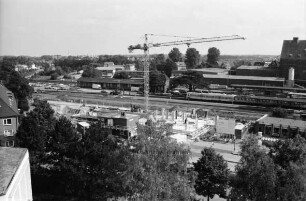Mommsenstraße 14: Rohbau mit Kran, dahinter Bahnhof, vom Hochhaus (Mommsenstraße 13) gesehen