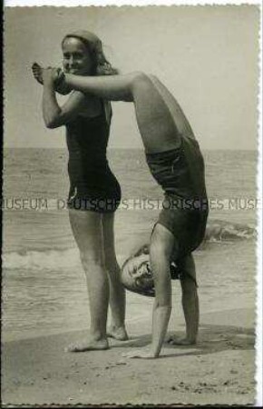 Zwei Frauen in Badeanzügen am Strand