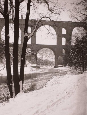 Winter an der Elstertalbrücke : Jocketa. Elstertalbrücke. Massive Bogenbrücke mit 2 Etagen. Überführt die Eisenbahnstrecke Reichenbach-Plauen über die Weiße Elster. Teilansicht aus dem Elstertal (Winteraufnahme)