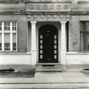 Cottbus, Berliner Straße 133. Wohn- und Geschäftshaus (Stadtverwaltung; um 1910), Portal