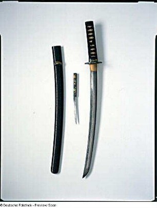 Langschwert (Katana) mit Scheide und Beimesser (Kogatana) : Dresden. Rüstkammer. Japanisches Langschwert (Katana) mit Scheide und Beimesser (Kogatana) (1701/1800)