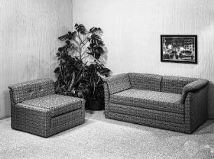 Sitzgruppe : Leipzig. Leipziger Herbstmesse, 1986. Sitzgruppe. Holz, Polsterung mit Mischgewebebezug (1986; VEB Möbelkombinat Zeulenroda-Triebes (ZEUTRIE))