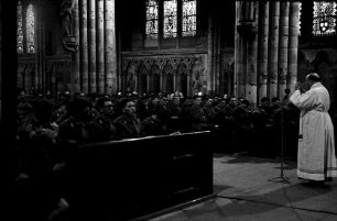 Freiburg: Vereidigung [Gelöbnis] bei der 12. Panzerdivision; Rekruten bei der Predigt im Münster