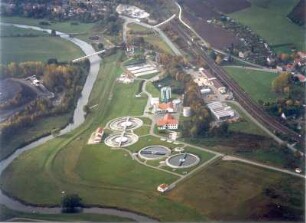 Zwickau-Oberrothenbach. Stadtteilansicht mit Zwickauer Mulde, Kommunale Anlagen GmbH & Co. Kläranlage Zwickau KG und Gleisanlagen der Bahnstrecke Zwickau - Chemnitz. Luftbild-Schrägaufnahme von Nordnordost