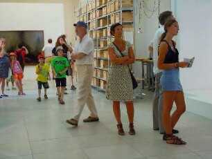 Venedig - Besucher der Biennale : Besucher betrachten zeitgenössische Kunstwerke in der Biennale von Venedig. Aufgenommen am 6. August 2011