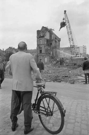 Abriss der ehemaligen Gastwirtschaft "Rote Laterne" in der Entenstraße 16.