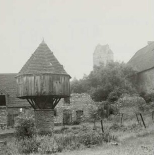 Taubenhaus und Ruinen eines Gehöftes gegen den Schloßturm