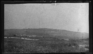 Ménonville (Dep. Meuse, Frankreich): weites Feld, dahinter eine Anhöhe ("Camp des Romains")