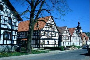 Dorfstraße mit Ensemble giebelständiger Häuser, Denkmal