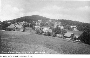 Bärenfels (Altenberg-Bärenfels). Ortsteilansicht mit Spitzberg (750 m). Blick nach Süden