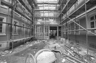 Spiegelfassade von Architekt Christoph Sattler am Verbindungsbau für das Seniorenzentrum der Arbeiterwohlfahrt Karl-Siebert-Haus in der Fasanenstraße 11