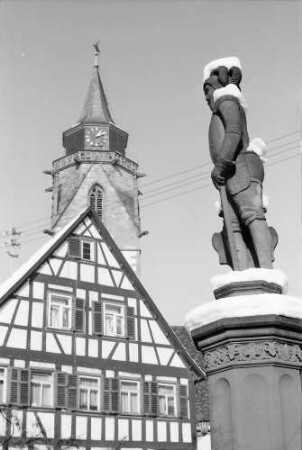 Dornstetten: Brunnen mit Ritterstandbild, seitlich mit Kirchturm