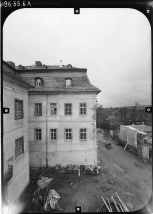 Oppurg, Schloßstraße 2. Schloß (1705-1708, Umgestaltung 1746-1747, Restaurierung seit 1984). Westflügel von Osten