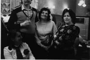 Menschen in einem Restaurant (Betriebsfeier ?)
