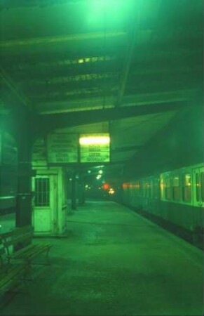 Dessau Hbf. Zuganzeiger Bahnsteig DR-Reisezugwagen Aufsichtsbude