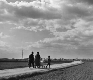 Spaziergänger auf Landstraße