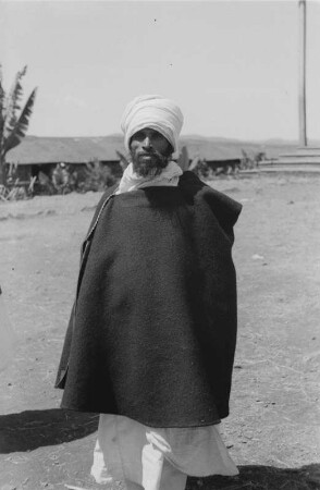 Amharischer Priester : Ein Priester aus der Amhara, gekleidet in einen Burnus und weißer Kopfbedeckung.