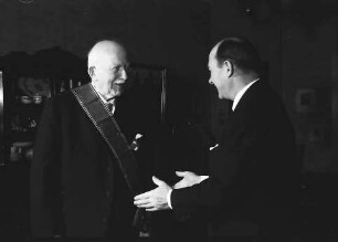 Freiburg: Wohnung Prof. Staudinger; Bundesverdienstkreuz mit Schulterband und Stern für Prof. Dr. Staudinger, Minister Filbinger überreicht es Prof. Staudinger