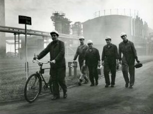 Hamburg-Wilhelmsburg. Ein Montagetrupp des Gaswerkes Kattwyk auf dem Weg zu seinem Einsatzort