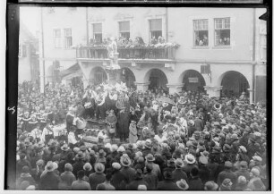 Fasnacht Sigmaringen 1931; Bräuteln vor dem Rathaus
