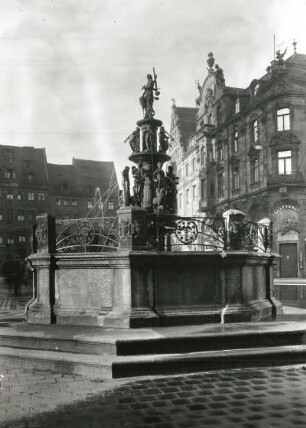 Nürnberg, Tugend-Brunnen : Nürnberg. Königsstraße. Wurzelbauer, Benedikt. Tugendbrunnen. Erzguß, Stein