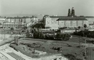 Dresden. Blick vom 1. Hochhaus auf der Freiberger Straße nach Osten über den Postplatz auf die Ernst-Thälmann-Straße : Postplatz