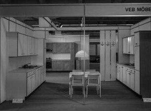 Anbauküche Systematic 3000 : Ausstellungskoje des VEB Möbelkombinat Dresden-Hellerau mit Anbauküche "Systematic 3000"