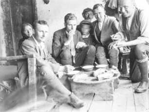 Personenaufnahme : Gruppe von Personen während des Essens.