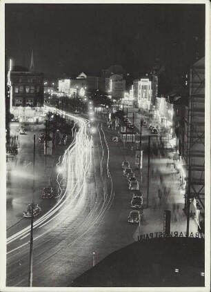Hamburg. Reeperbahn. Die Leuchtbahnen des Verkehrs zeichnen sich deutlich im mehrere Sekunden belichteten Film ab, denn die Reeperbahn ist nicht nur die Vergnügungsstraße Hamburgs, sondern auch die Hauptverkehrsader zwischen dem Stadtzentrum Altona. Links neben "Zillertal" die "Knopf-Lichtspiele". Nachtaufnahme